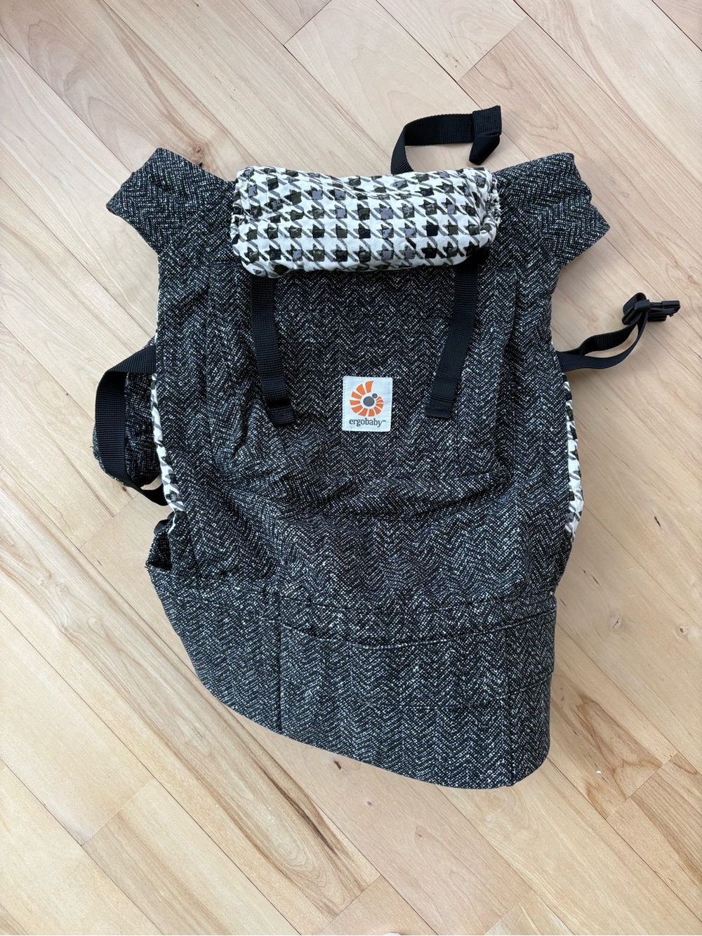 Ergobaby Black Twill with White & Black Houndstooth Accent